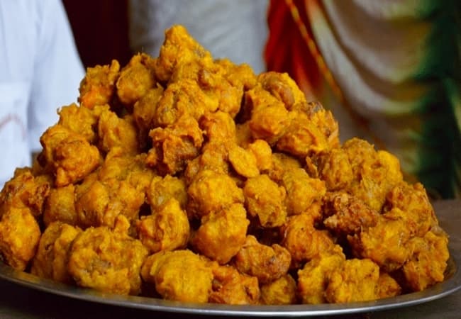 Pakoras at Chittorgarh Rajasthan- Best Food at Railway Stations