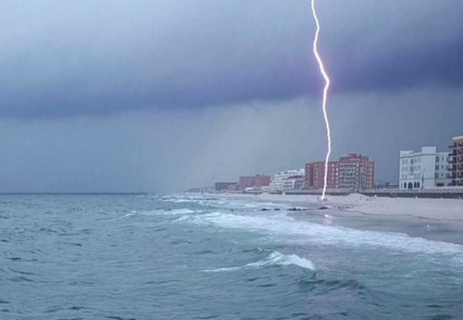 Lightning- Top 5 Beach Dangers